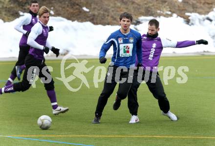 Fussball Testspiel. SK Austria Klagenfurt gegen WAC/St. Andrae.  Oliver Pusztai (Klagenfurt), Mihret Topcagic (WAC). Poggersdorf, am 1.2.2012.
Foto: Kuess
---
pressefotos, pressefotografie, kuess, qs, qspictures, sport, bild, bilder, bilddatenbank