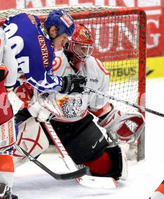 EBEL. Eishockey Bundesliga. EC Rekord Fenster VSV gegen HK Acroni Jesenice. Mike Craig,  (VSV), Michal Fikrt (Jesenice). Villach, am 3.2.2012.
Foto: Kuess 


---
pressefotos, pressefotografie, kuess, qs, qspictures, sport, bild, bilder, bilddatenbank