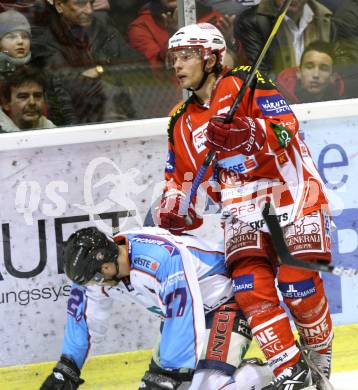 EBEL. Eishockey Bundesliga. KAC gegen SAPA Fehervar AV19. KOCH Thomas (KAC), KLASSEN Chad (Alba Volan). Klagenfurt, am 3.2.2012.
Foto: Kuess

---
pressefotos, pressefotografie, kuess, qs, qspictures, sport, bild, bilder, bilddatenbank