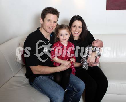 Eishockey. KAC. Kirk Furey mit Ehefrau Jennifer und Kinder Brinn-Leo und Skyler. Klagenfurt, 26.1.2012.
Foto: Kuess
---
pressefotos, pressefotografie, kuess, qs, qspictures, sport, bild, bilder, bilddatenbank