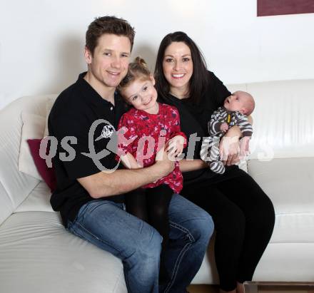 Eishockey. KAC. Kirk Furey mit Ehefrau Jennifer und Kinder Brinn-Leo und Skyler. Klagenfurt, 26.1.2012.
Foto: Kuess
---
pressefotos, pressefotografie, kuess, qs, qspictures, sport, bild, bilder, bilddatenbank