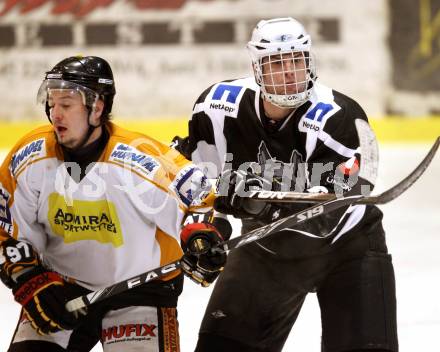 Eishockey. CHL. Carinthian Hockey League. USC HUFIX Velden gegen Tarco Woelfe Klagenfurt. Oliver Oberrauner (Velden), Juergen Czerminger (Tarco). Velden, 8.2.2012.
Foto: Kuess
---
pressefotos, pressefotografie, kuess, qs, qspictures, sport, bild, bilder, bilddatenbank