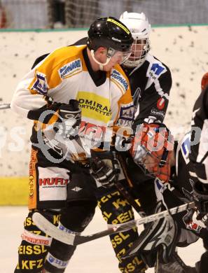 Eishockey. CHL. Carinthian Hockey League. USC HUFIX Velden gegen Tarco Woelfe Klagenfurt. Gernot Kucher (Velden), Juergen Czerminger, Marco del Fabro (Tarco). Velden, 8.2.2012.
Foto: kuess
---
pressefotos, pressefotografie, kuess, qs, qspictures, sport, bild, bilder, bilddatenbank