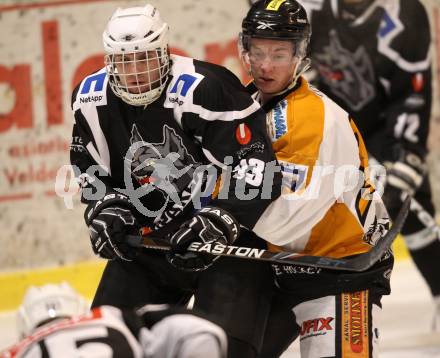 Eishockey. CHL. Carinthian Hockey League. USC HUFIX Velden gegen Tarco Woelfe Klagenfurt. Gernot Kucher (Velden), Juergen Czerminger (Tarco). Velden, 8.2.2012.
Foto: kuess
---
pressefotos, pressefotografie, kuess, qs, qspictures, sport, bild, bilder, bilddatenbank