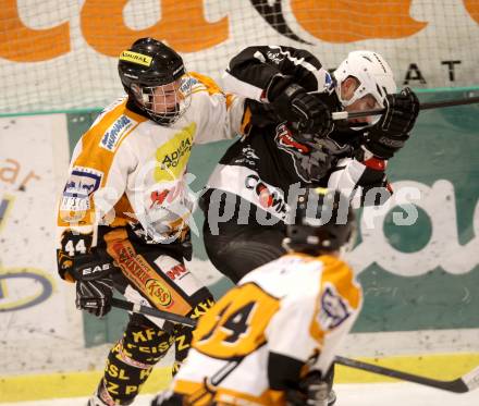 Eishockey. CHL. Carinthian Hockey League. USC HUFIX Velden gegen Tarco Woelfe Klagenfurt. Florian Perdacher (Velden), Christoph Ibounig (Tarco). Velden, 8.2.2012.
Foto: Kuess
---
pressefotos, pressefotografie, kuess, qs, qspictures, sport, bild, bilder, bilddatenbank