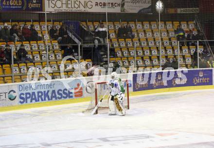 EBEL. Eishockey Bundesliga. KAC gegen HDD TILIA Olimpija Ljubljana. Proteste der Fans gegenueber erhoehter Abopreise. Klagenfurt, am 12.2.2012.
Foto: Kuess

---
pressefotos, pressefotografie, kuess, qs, qspictures, sport, bild, bilder, bilddatenbank