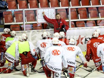 EBEL. Eishockey Bundesliga. KAC. Training. Trainer Christian Weber. Klagenfurt, am 13.2.2012.
Foto: Kuess

---
pressefotos, pressefotografie, kuess, qs, qspictures, sport, bild, bilder, bilddatenbank