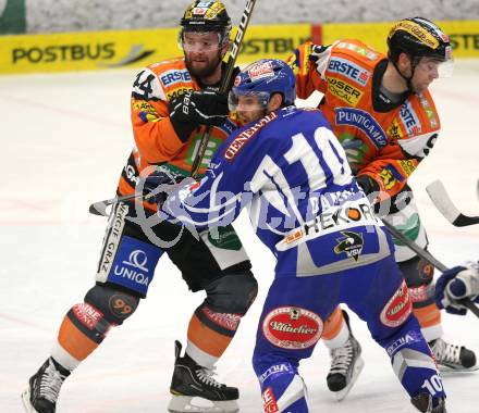 EBEL. Eishockey Bundesliga. EC Rekord Fenster VSV gegen Graz 99ers.  Derek Damon (VSV),  Olivier Latendresse (Graz). Villach, am 14.2.2012.
Foto: Kuess 


---
pressefotos, pressefotografie, kuess, qs, qspictures, sport, bild, bilder, bilddatenbank