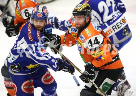 EBEL. Eishockey Bundesliga. EC Rekord Fenster VSV gegen Graz 99ers.  Derek Damon (VSV),  Olivier Latendresse (Graz). Villach, am 14.2.2012.
Foto: Kuess 


---
pressefotos, pressefotografie, kuess, qs, qspictures, sport, bild, bilder, bilddatenbank