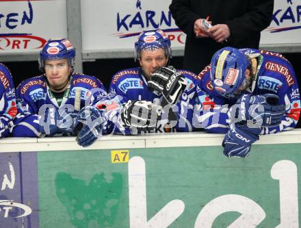 EBEL. Eishockey Bundesliga. EC Rekord Fenster VSV gegen Moser Medical Graz 99ers.  enttaeuschte VSV Spieler. Villach, am 14.2.2012.
Foto: Kuess 


---
pressefotos, pressefotografie, kuess, qs, qspictures, sport, bild, bilder, bilddatenbank