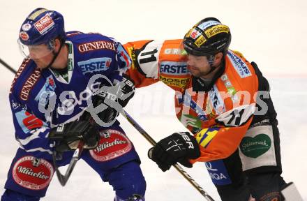 EBEL. Eishockey Bundesliga. EC Rekord Fenster VSV gegen Graz 99ers.  Robert Shearer (VSV), Brett Lysak (Graz). Villach, am 14.2.2012.
Foto: Kuess 


---
pressefotos, pressefotografie, kuess, qs, qspictures, sport, bild, bilder, bilddatenbank