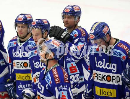 EBEL. Eishockey Bundesliga. EC Rekord Fenster VSV gegen Moser Medical Graz 99ers. enttaeuschte VSV Spieler. Villach, am 14.2.2012.
Foto: Kuess 


---
pressefotos, pressefotografie, kuess, qs, qspictures, sport, bild, bilder, bilddatenbank