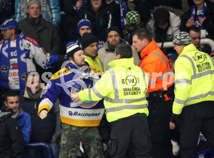 EBEL. Eishockey Bundesliga. EC Rekord Fenster VSV gegen Moser Medical Graz 99ers. Fans, Security. Villach, am 14.2.2012.
Foto: Kuess 


---
pressefotos, pressefotografie, kuess, qs, qspictures, sport, bild, bilder, bilddatenbank