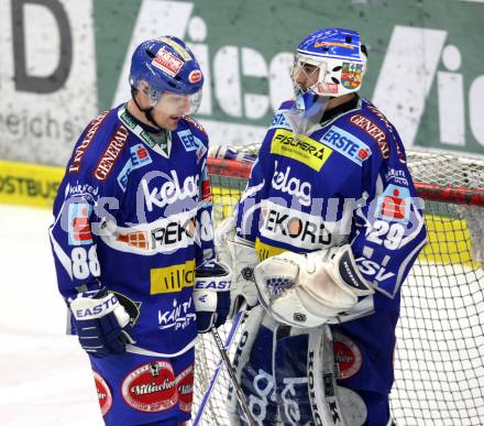 EBEL. Eishockey Bundesliga. EC Rekord Fenster VSV gegen Moser Medical Graz 99ers. Sjayne Toporowski, Bernhard Starkbaum (VSV). Villach, am 14.2.2012.
Foto: Kuess 


---
pressefotos, pressefotografie, kuess, qs, qspictures, sport, bild, bilder, bilddatenbank