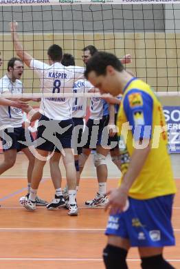 Volleyball. MEVZA. SK Aich/Dob gegen VK Chemes Humenne. (Aich/Dob), Jubel (Humenne). Bleiburg, am 15.2.2012.
Foto: Kuess 


---
pressefotos, pressefotografie, kuess, qs, qspictures, sport, bild, bilder, bilddatenbank