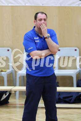 Volleyball. MEVZA. SK Aich/Dob gegen VK Chemes Humenne. Martin Micheu  (Aich/Dob), (Humenne). Bleiburg, am 15.2.2012.
Foto: Kuess 


---
pressefotos, pressefotografie, kuess, qs, qspictures, sport, bild, bilder, bilddatenbank