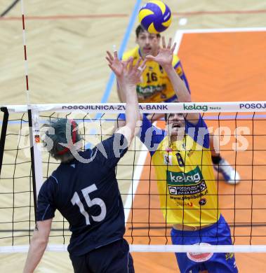 Volleyball. Austrian Volley League. AVL. SK Aich Dob gegen VBK Kelag Woerthersee Loewen. Rok Satler, (Aich/Dob),  Joel Miller  (VBK). Bleiburg, 18.2.2012.
Foto: Kuess
---
pressefotos, pressefotografie, kuess, qs, qspictures, sport, bild, bilder, bilddatenbank