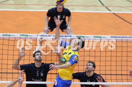 Volleyball. Austrian Volley League. AVL. SK Aich Dob gegen VBK Kelag Woerthersee Loewen. Rok Satler,  (Aich/Dob), Matt Adler, Cole Reinholm (VBK). Bleiburg, 18.2.2012.
Foto: Kuess
---
pressefotos, pressefotografie, kuess, qs, qspictures, sport, bild, bilder, bilddatenbank