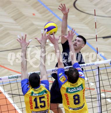 Volleyball. Austrian Volley League. AVL. SK Aich Dob gegen VBK Kelag Woerthersee Loewen. Stoyko Nenchev, Rok Satler,  (Aich/Dob), Brennon Dyer (VBK). Bleiburg, 18.2.2012.
Foto: Kuess
---
pressefotos, pressefotografie, kuess, qs, qspictures, sport, bild, bilder, bilddatenbank