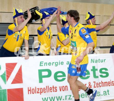 Volleyball. Austrian Volley League. AVL. SK Aich Dob gegen VBK Kelag Woerthersee Loewen. Ivaylo Barutov, Fans  (Aich/Dob). Bleiburg, 18.2.2012.
Foto: Kuess
---
pressefotos, pressefotografie, kuess, qs, qspictures, sport, bild, bilder, bilddatenbank