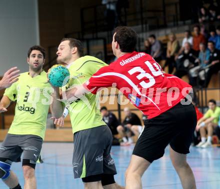 Handball. Bundesliga. HCK 59 Kaernten gegen UHC Gaenserndorf.  Patrick Jochum (HCK),  Gernot Reckendorfer (Gaenserndorf). Klagenfurt, 25.2.2012
Foto: Kuess 
---
pressefotos, pressefotografie, kuess, qs, qspictures, sport, bild, bilder, bilddatenbank