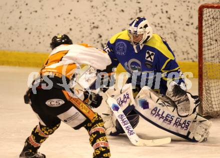 Eishockey CHL. Carinthian Hokey League. USC Velden gegen UECR Huben. Alfred Groyer (Velden), Thomas Valtiner (Huben). Velden, am 25.2.2012.
Foto: Kuess
---
pressefotos, pressefotografie, kuess, qs, qspictures, sport, bild, bilder, bilddatenbank