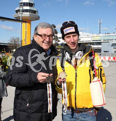 Schispringen. Ankunft am Flughafen Klagenfurt. Martin Koch, Helmut Manzenreiter. Klagenfurt, 27.2.2012.
Foto: Kuess
---
pressefotos, pressefotografie, kuess, qs, qspictures, sport, bild, bilder, bilddatenbank