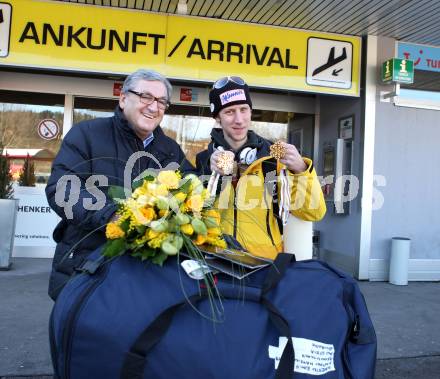 Schispringen. Ankunft am Flughafen Klagenfurt. Martin Koch, Helmut Manzenreiter. Klagenfurt, 27.2.2012.
Foto: Kuess
---
pressefotos, pressefotografie, kuess, qs, qspictures, sport, bild, bilder, bilddatenbank