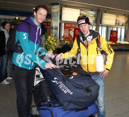 Schispringen. Ankunft am Flughafen Klagenfurt. Martin Koch, Heinz Kuttin. Klagenfurt, 27.2.2012.
Foto: Kuess
---
pressefotos, pressefotografie, kuess, qs, qspictures, sport, bild, bilder, bilddatenbank