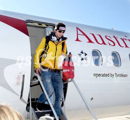 Schispringen. Ankunft am Flughafen Klagenfurt. Martin Koch. Klagenfurt, 27.2.2012.
Foto: Kuess
---
pressefotos, pressefotografie, kuess, qs, qspictures, sport, bild, bilder, bilddatenbank