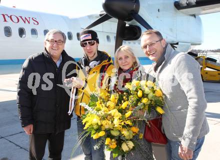 Schispringen. Ankunft am Flughafen Klagenfurt. Martin Koch, Mutter Ingrid, Helmut Manzenreiter, Joerg Moser (Obmann SV Villach). Klagenfurt, 27.2.2012.
Foto: Kuess
---
pressefotos, pressefotografie, kuess, qs, qspictures, sport, bild, bilder, bilddatenbank