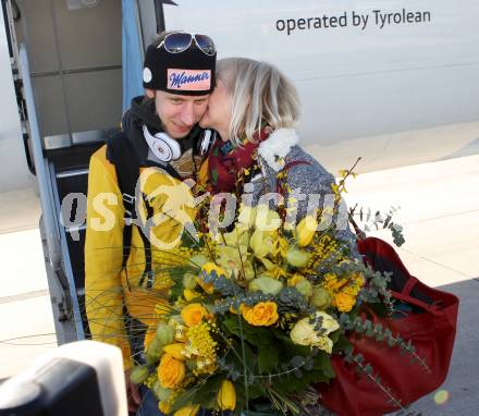 Schispringen. Ankunft am Flughafen Klagenfurt. Martin Koch, Mutter Ingrid. Klagenfurt, 27.2.2012.
Foto: Kuess
---
pressefotos, pressefotografie, kuess, qs, qspictures, sport, bild, bilder, bilddatenbank