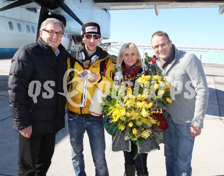 Schispringen. Ankunft am Flughafen Klagenfurt. Martin Koch, Mutter Ingrid, Helmut Manzenreiter, Joerg Moser (Obmann SV Villach). Klagenfurt, 27.2.2012.
Foto: Kuess
---
pressefotos, pressefotografie, kuess, qs, qspictures, sport, bild, bilder, bilddatenbank