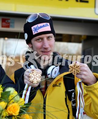 Schispringen. Ankunft am Flughafen Klagenfurt. Martin Koch. Klagenfurt, 27.2.2012.
Foto: Kuess
---
pressefotos, pressefotografie, kuess, qs, qspictures, sport, bild, bilder, bilddatenbank