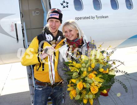 Schispringen. Ankunft am Flughafen Klagenfurt. Martin Koch mit Mutter Ingrid. Klagenfurt, 27.2.2012.
Foto: Kuess
---
pressefotos, pressefotografie, kuess, qs, qspictures, sport, bild, bilder, bilddatenbank