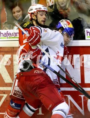 EBEL. Eishockey Bundesliga. KAC gegen EC Red Bull Salzburg. KOCH Thomas (KAC), REGIER Steven (Salzburg). Klagenfurt, am 1.3.2012.
Foto: Kuess

---
pressefotos, pressefotografie, kuess, qs, qspictures, sport, bild, bilder, bilddatenbank