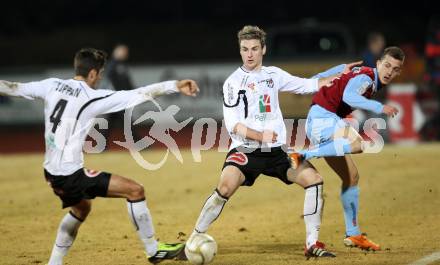 Fussball. Erste Liga.  WAC/St. Andrae gegen BW Linz. Gernot Suppan, Michael Sollbauer,  (WAC), Haron Sulimani (Linz). Wolfsberg, 2.3.2012. 
Foto: Kuess

---
pressefotos, pressefotografie, kuess, qs, qspictures, sport, bild, bilder, bilddatenbank