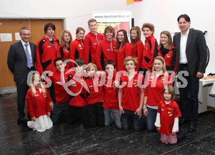 Triathlon. Schwimmen, Radfahren, Laufen. Saisonabschlussfeier HSV Triathlon. Hannes Anton mit den Nachwuchssportlern des HSV. Klagenfurt, am 7.12.2011.
Foto: Kuess
---
pressefotos, pressefotografie, kuess, qs, qspictures, sport, bild, bilder, bilddatenbank