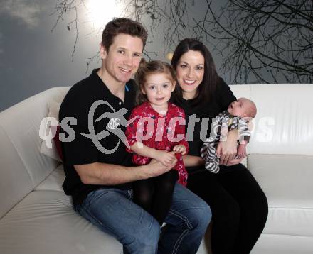 Eishockey. KAC. Kirk Furey mit Ehefrau Jennifer und Kinder Brinn-Leo und Skyler. Klagenfurt, 26.1.2012.
Foto: Kuess
---
pressefotos, pressefotografie, kuess, qs, qspictures, sport, bild, bilder, bilddatenbank