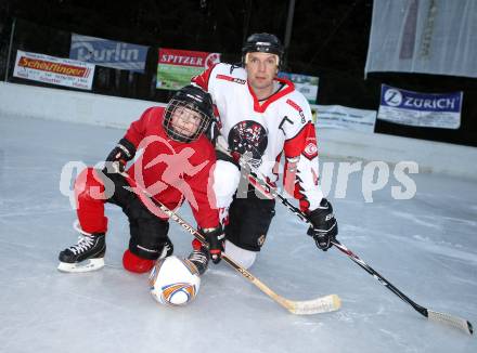 Eishockey. HC Koettern. Kaerntner Liga Ost. Roland Prossegger mit Sohn Philipp. Koettern, 26.1.2011.
Foto: kuess
---
pressefotos, pressefotografie, kuess, qs, qspictures, sport, bild, bilder, bilddatenbank