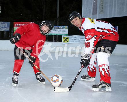 Eishockey. HC Koettern. Kaerntner Liga Ost. Roland Prossegger mit Sohn Philipp. Koettern, 26.1.2011.
Foto: kuess
---
pressefotos, pressefotografie, kuess, qs, qspictures, sport, bild, bilder, bilddatenbank