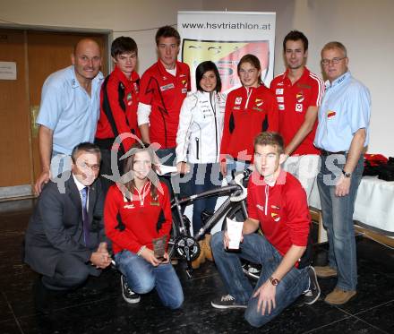 Triathlon. Schwimmen, Radfahren, Laufen. Saisonabschlussfeier HSV Triathlon. Sportdirektor Hannes Buerger,Michael Kavalirek, Christoph Lorber, Lisa Perterer, Alina Hambrusch, Lukas Gaggl, Praesident Christian Obereder, Hannes Anton, Sieger des Nachwuchscups Beatrice Weiss, Alexander Pischelsberger. Klagenfurt, am 7.12.2011.
Foto: Kuess
---
pressefotos, pressefotografie, kuess, qs, qspictures, sport, bild, bilder, bilddatenbank