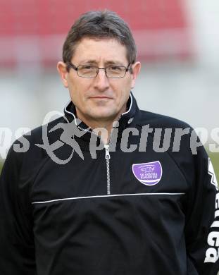 Fussball. Regionalliga. Sk Austria Klagenfurt. Mannschaftsfoto. Masseur Bernd Sterniczky. Klagenfurt, am 2.3.2012.
Foto: Kuess

---
pressefotos, pressefotografie, kuess, qs, qspictures, sport, bild, bilder, bilddatenbank