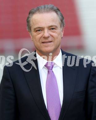 Fussball. Regionalliga. Sk Austria Klagenfurt. Mannschaftsfoto. Praesident Peter Svetits. Klagenfurt, am 2.3.2012.
Foto: Kuess

---
pressefotos, pressefotografie, kuess, qs, qspictures, sport, bild, bilder, bilddatenbank