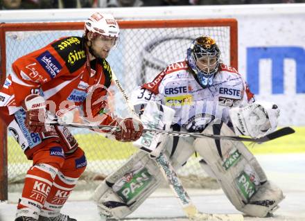 EBEL. Eishockey Bundesliga. KAC gegen KHL Medvescak Zagreb. Gregor Hager,  (KAC), Robert Kristan (Zagreb). Klagenfurt, am 8.3.2012.
Foto: Kuess

---
pressefotos, pressefotografie, kuess, qs, qspictures, sport, bild, bilder, bilddatenbank