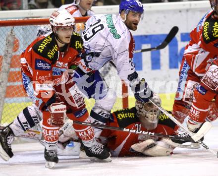 EBEL. Eishockey Bundesliga. KAC gegen KHL Medvescak Zagreb. Stephan Geier, Andy Chiodo, (KAC), Matt Sidal (Zagreb). Klagenfurt, am 8.3.2012.
Foto: Kuess

---
pressefotos, pressefotografie, kuess, qs, qspictures, sport, bild, bilder, bilddatenbank