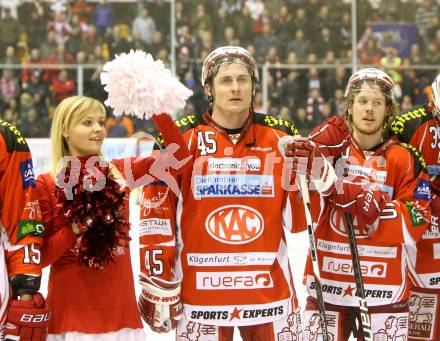 EBEL. Eishockey Bundesliga. KAC gegen KHL Medvescak Zagreb. David Schuller, Tyler Scofield, Cheerleader (KAC). Klagenfurt, am 8.3.2012.
Foto: Kuess

---
pressefotos, pressefotografie, kuess, qs, qspictures, sport, bild, bilder, bilddatenbank