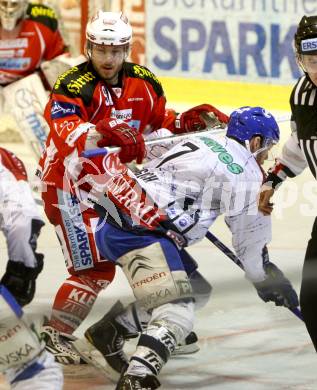 EBEL. Eishockey Bundesliga. KAC gegen KHL Medvescak Zagreb. Joseph Joey Tenute,  (KAC), Adam Naglich (Zagreb). Klagenfurt, am 8.3.2012.
Foto: Kuess

---
pressefotos, pressefotografie, kuess, qs, qspictures, sport, bild, bilder, bilddatenbank