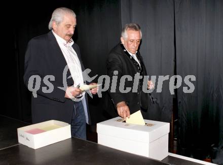 Fussball. Hauptversammlung Kaerntner Fussballverband. Werner Skornschek, Matthias Dollinger sen.. Velden, am 9.3.2012.
Foto: Kuess
---
pressefotos, pressefotografie, kuess, qs, qspictures, sport, bild, bilder, bilddatenbank