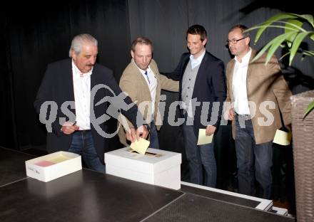 Fussball. Hauptversammlung Kaerntner Fussballverband. Abstimmung, Skornschek Manfred. Velden, am 9.3.2012.
Foto: Kuess
---
pressefotos, pressefotografie, kuess, qs, qspictures, sport, bild, bilder, bilddatenbank